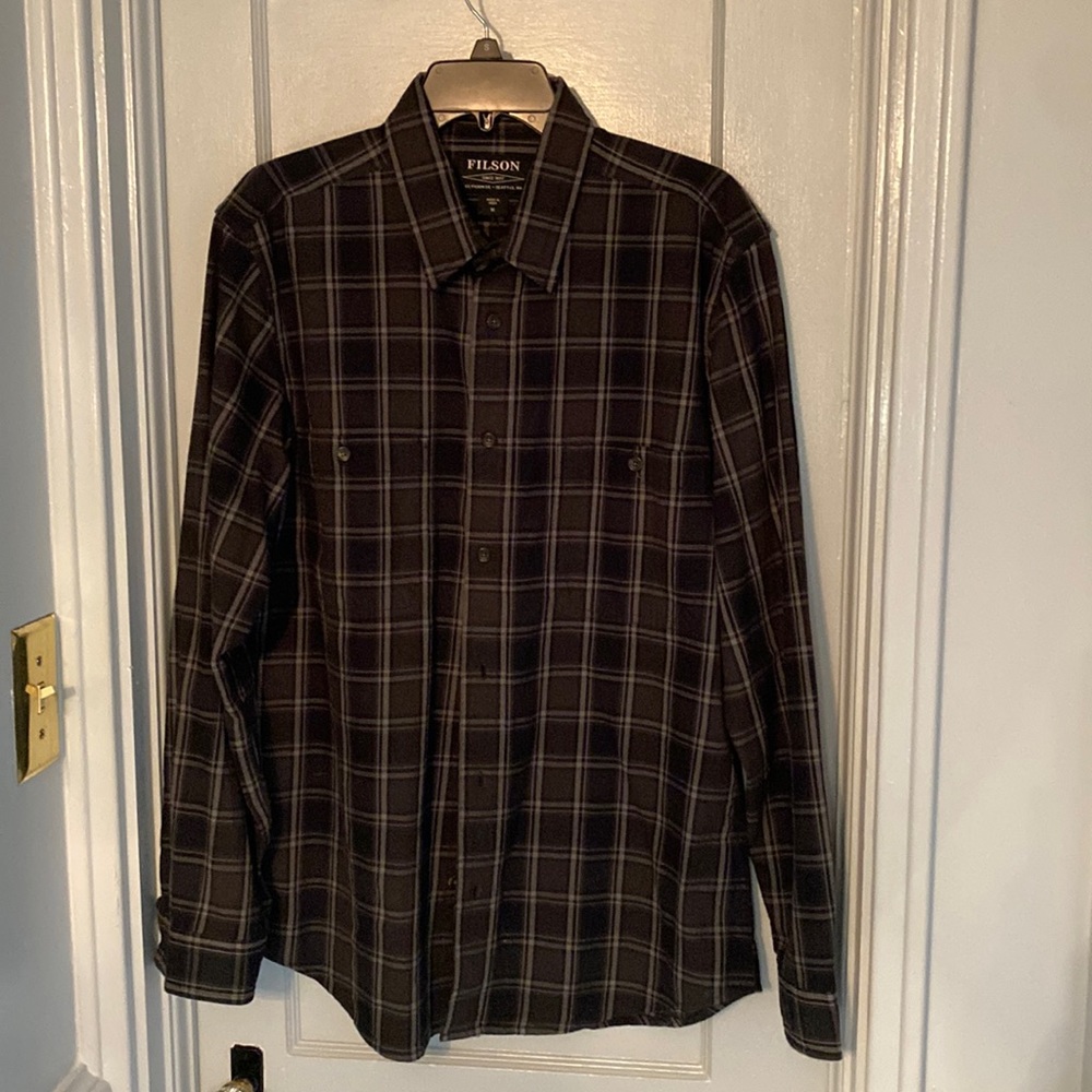 Filson black M button down